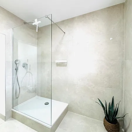 Niro I Design Apartment, Dachterrasse, Modern, Lage, Zentrum, W-lan, Tv